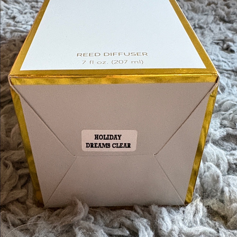 Life In Lilac Reed Diffuser- Holiday Dreams - Picture 3 of 4